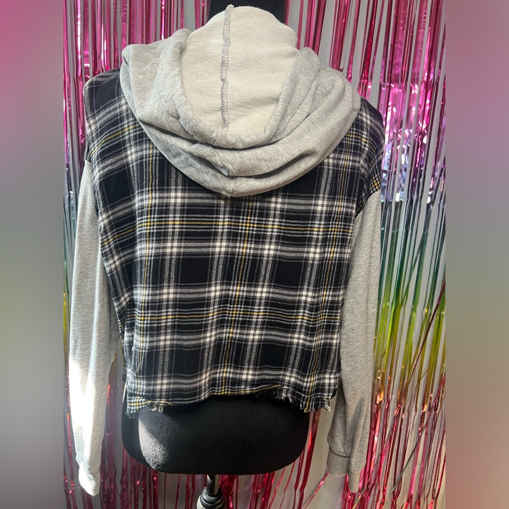 🌻Forever 21, Cropped, fringy bottom, so cute! Size Medium.🌻 - Picture 3 of 4